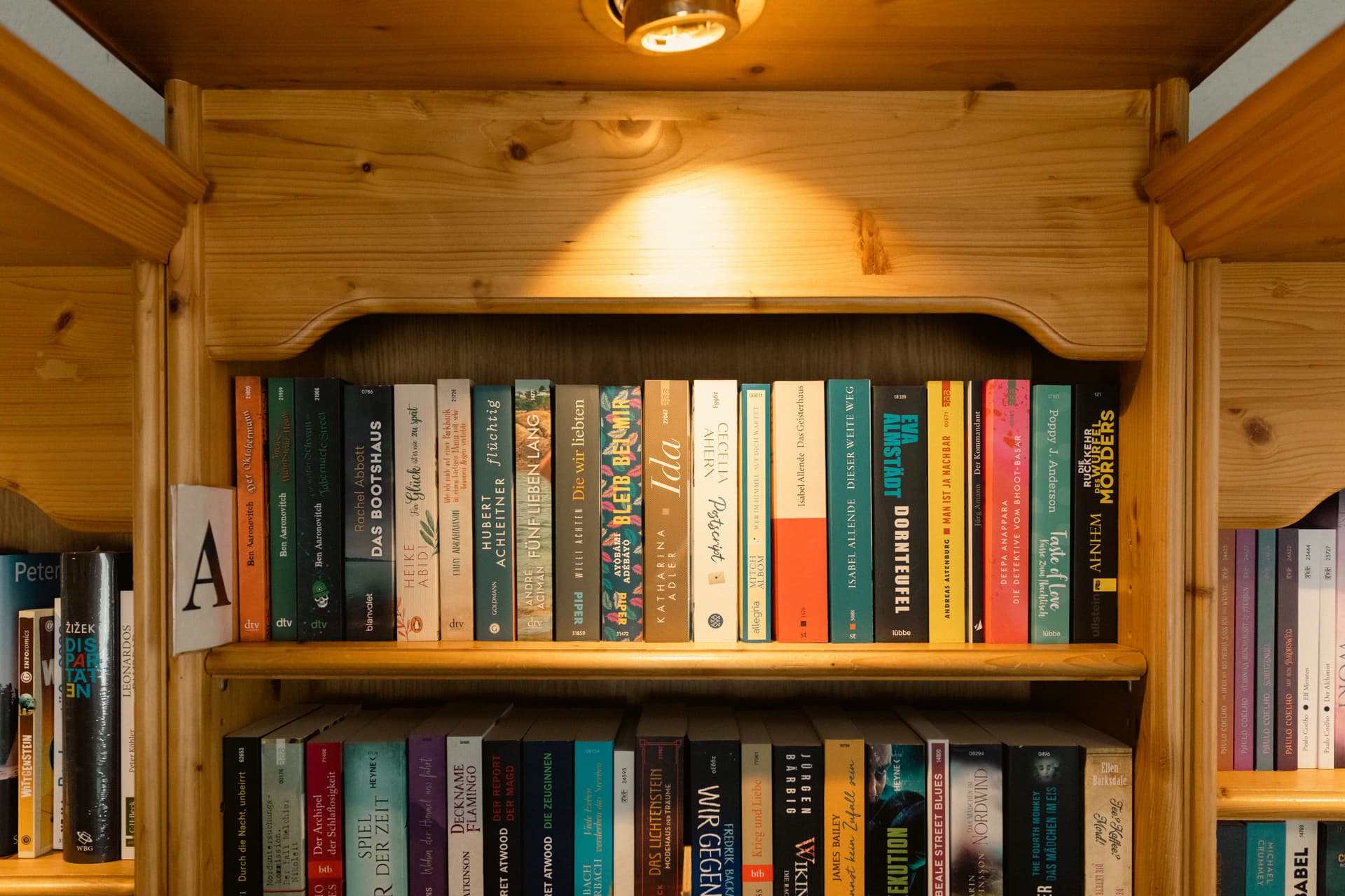 Das umfassende Buchsortiment der Buchhandlung Kleinschmidt in Hof, Bayern.